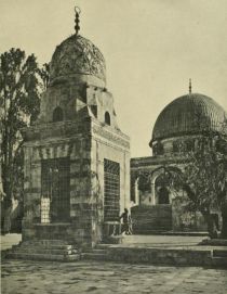 Tafel 19. Jerusalem. Haram esch Scherif (im Hintergrund), vorn der Sebîl (Brunnen) Kâit Bai. Aufnahme von Larsson. 