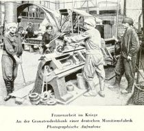 024 Frauenarbeit im Kriege. An der Granatendrehbank einer deutschen Munitionsfabrik