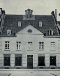 Krefeld - Wohnhaus (untere Fenster umgebaut)