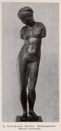 004. Griechisch, Hetäre. Bronzestatuette. München, Antiquarium