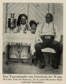 Russland 064. Eine Tatarenfamilie vom Unterlauf der Wolga (Auf dem Tisch der Samowar, die im ganzen Russischen Reich verbreitete Teemaschine)