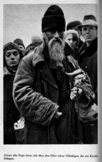 Russland, Dieser alte Pope freut sich über den Eifer seiner Gläubigen, die zur Kirche drängen 1942