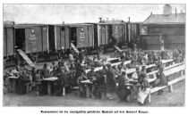 Sibirien 00 Auswanderer bei der unentgeltlich gelieferten Mahlzeit auf dem Bahnhof Kurgau