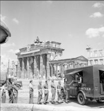 Brandenburger Tor mit Kriegsschäden 1945
